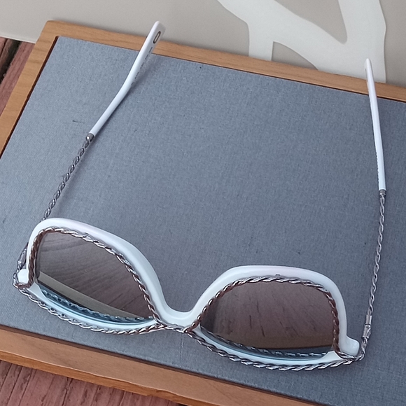 NEW Marc Jacobs White Frame Sunglasses With Silver Chain Accents main image 11